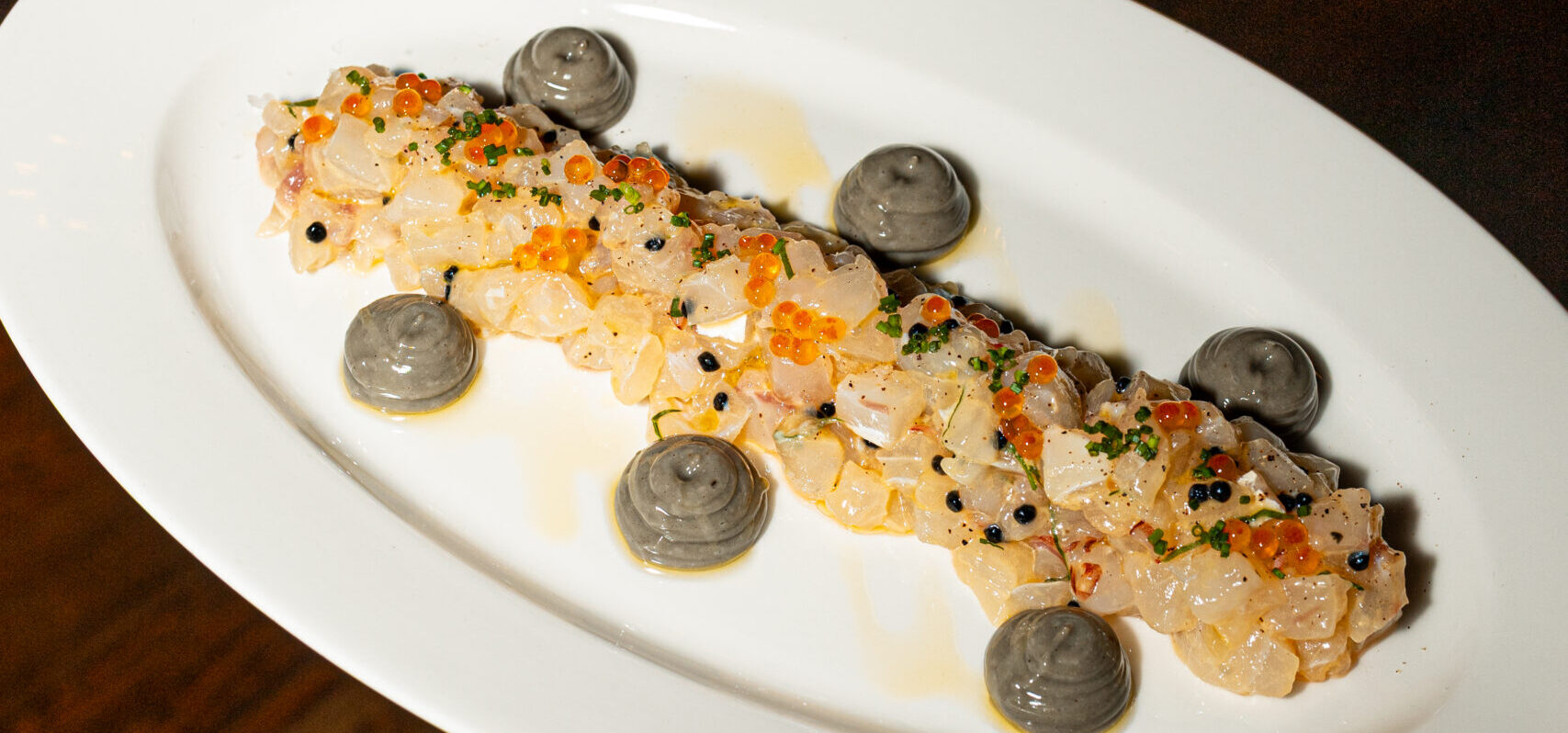 tartar de lubina y langostinos